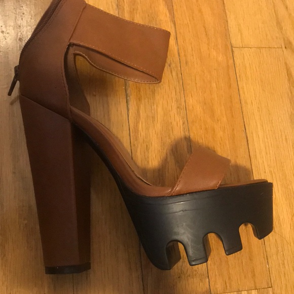 sandals - Picture 2 of 2